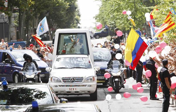 2-_Las_calles_abarrotadas_de_gente_esperando_el_Papamvil