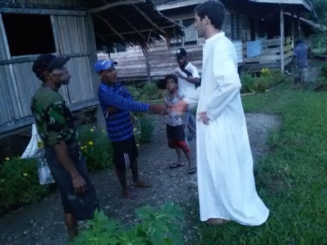 Mision-Sacerdote-Instituto-del-Verbo-Encarnado-Papúa-07