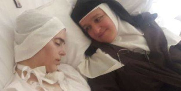 La carmelita Cecilia Mar�a con otra hermana de la Orden. 