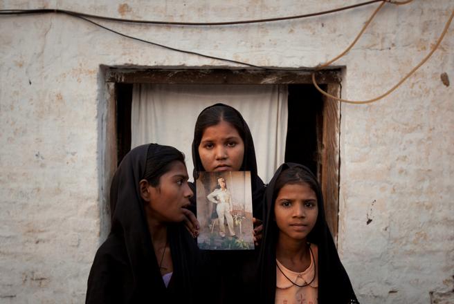 Las hijas de Asia Bibi posan con una imagen de su madre fuera de su residencia en Sheikhupura, en la provincia de Punjab en Pakist�n.